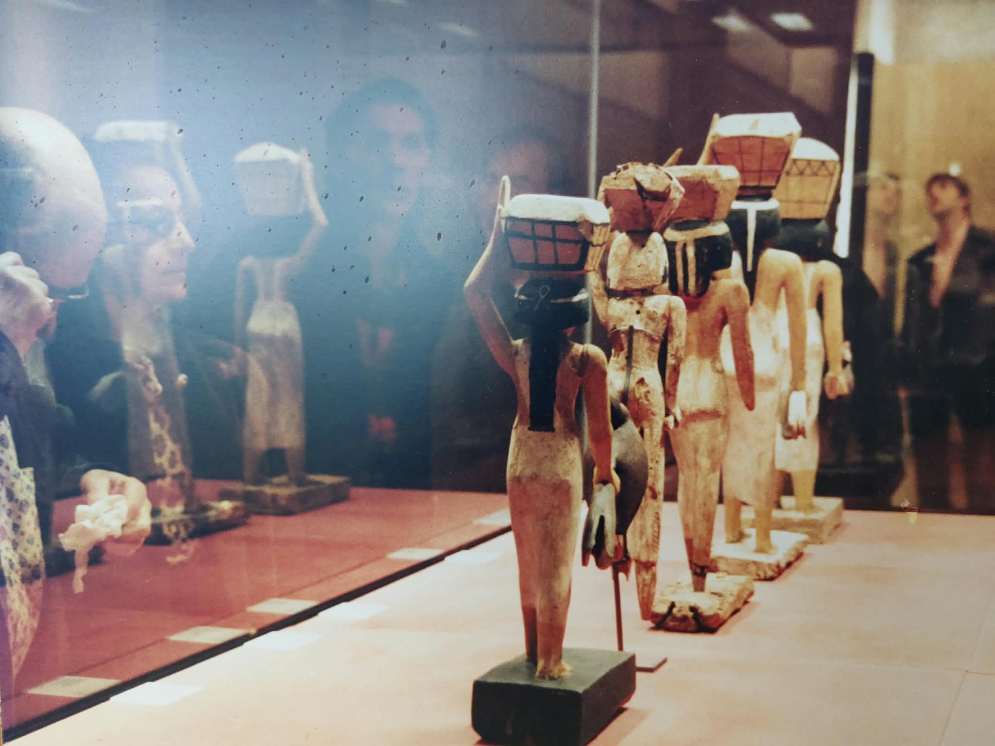 Historiens se penchant sur les œuvres du passé, photographie réalisée au Louvre
